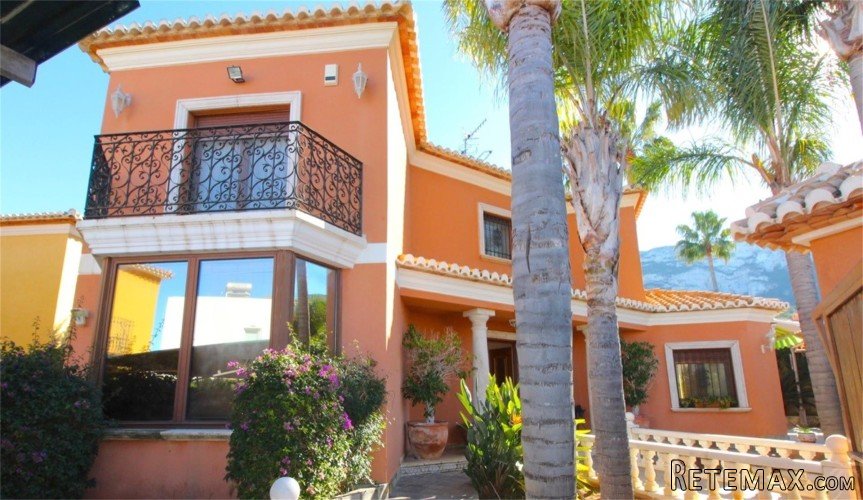 Beautiful villa located in a good residential area of Denia..