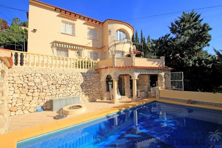 This villa is distributed over two levels linked via both..