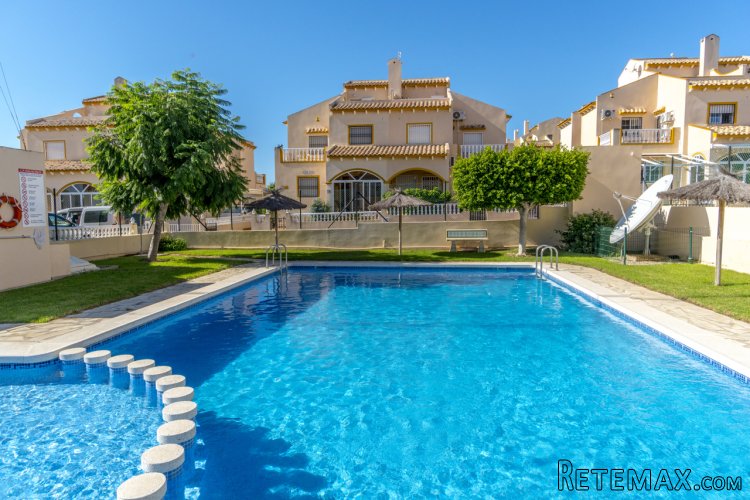 Soleado adosado en Los Altos, Orihuela Costa. La propiedad..