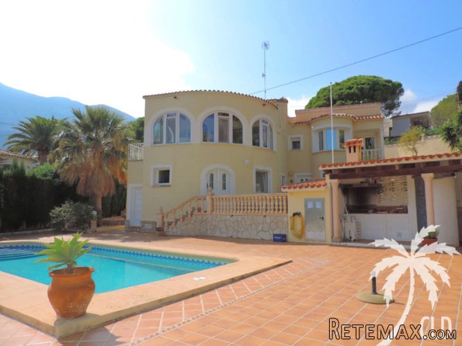 This Villa is distributed in: 2 Bedrooms, 2 bathrooms, one..