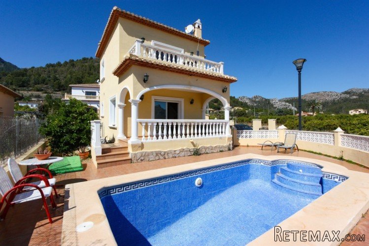 Modern villa with pool for sale in Sagra within easy..