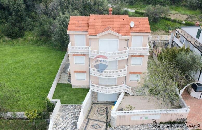 Rab,Kampor- kuća sa 2 stana i garažom