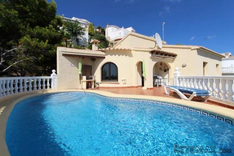 Well maintained detached villa with fantastic panoramic sea..