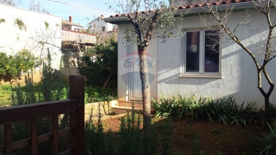 KUĆA SA 2 STANA U PULI- 400 m OD ARENE