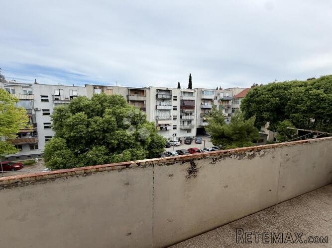 Stan na odličnoj lokaciji za kompletnu adaptaciju, 57 m2 - 2