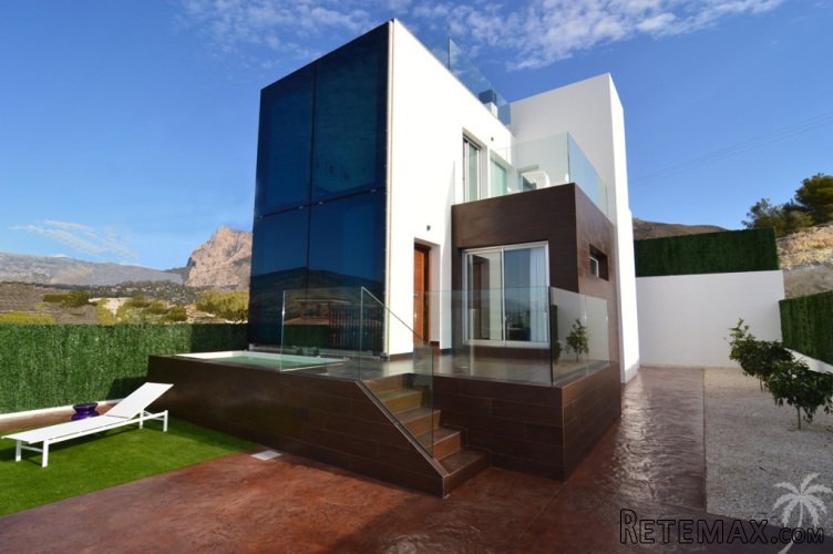 Detached houses of 155 m² on plots of 200 to 500 m 2. Sea..