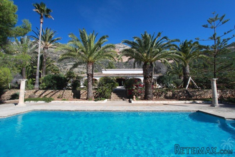 Rustic villa with lots of character on large plot on the..