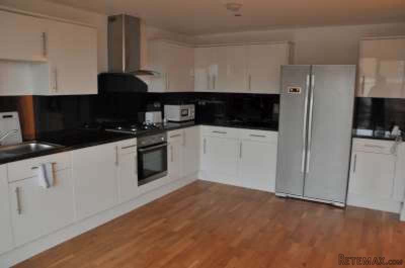 Single with double bed near Canary.. - 2