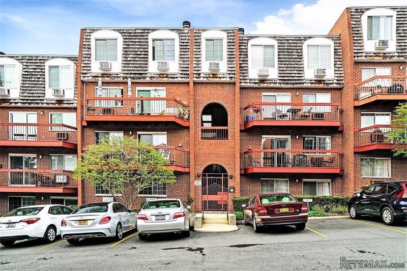2 bedroom House For Sale: 55 N Broadway..