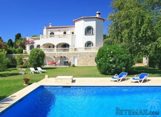 Luxury 5 bedroom villa that consists of a main house and..