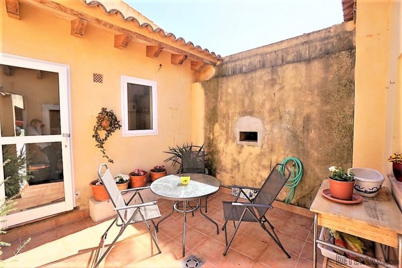 Townhouse with guest apartment in Alaro