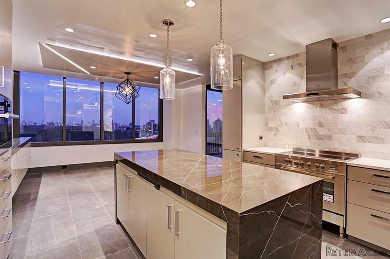 2 bedroom Flat For Sale: 121 N Post Oak..
