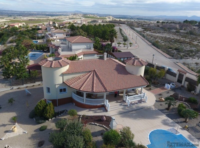 Beautifully Presented Villa In Campos..
