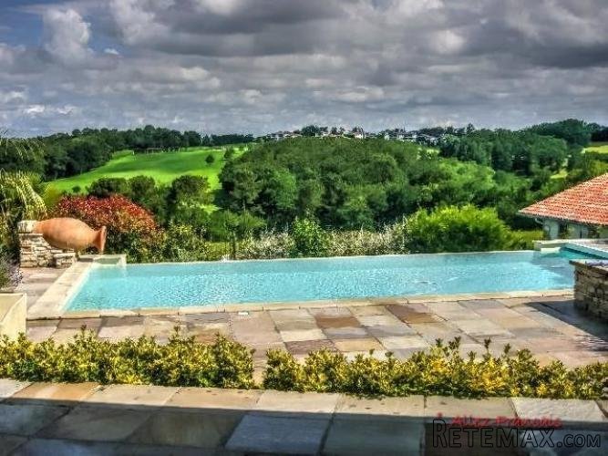 Arcangues - Superb villa with views over a golf course. 7..