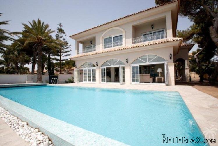 This spectacular villa of 520 m² is located right by the..
