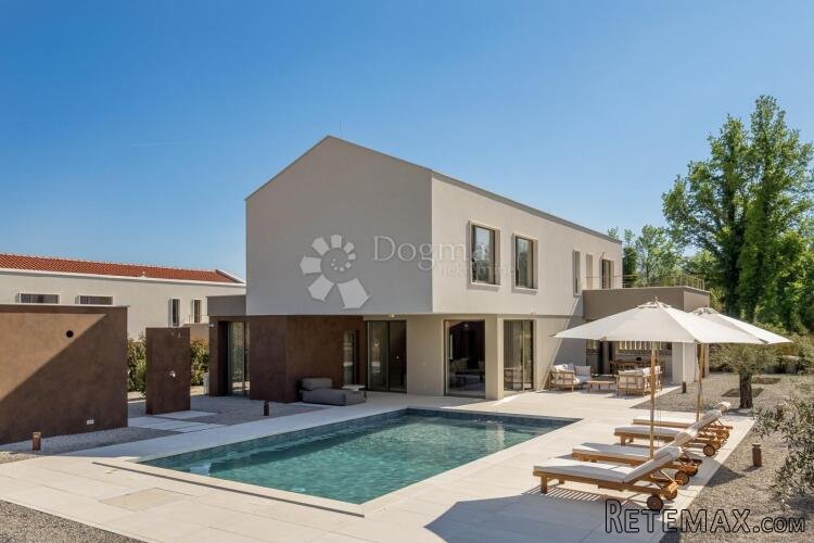 VILLA SA BAZENOM I PROSTRANOM OKUĆNICOM! - 2
