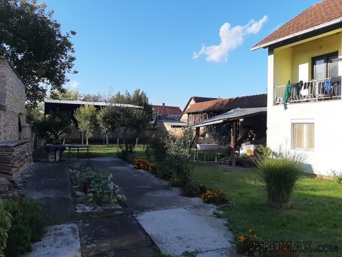 Prodajem kucu u Temerinu sa lokalom i 3 zasebna stana - 4