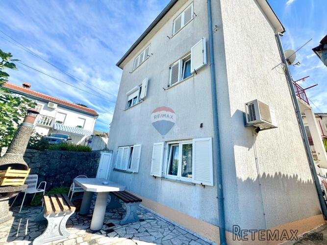 Jadranovo - Kuća s pet apartmana, 550m od mora