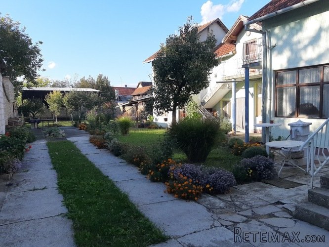 Prodajem kucu u Temerinu sa lokalom i 3 zasebna stana - 6