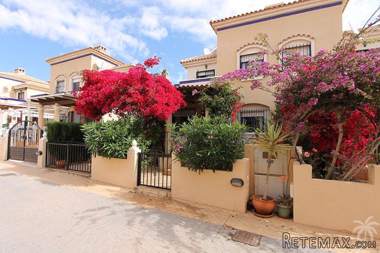 This beautiful connected house is only 800m from the beach...
