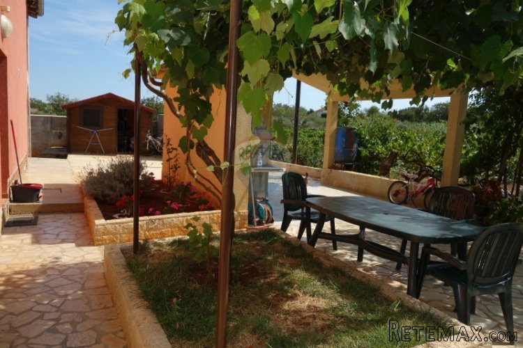 Istra,Pula, samostojeća kuća sa tri stana - 3