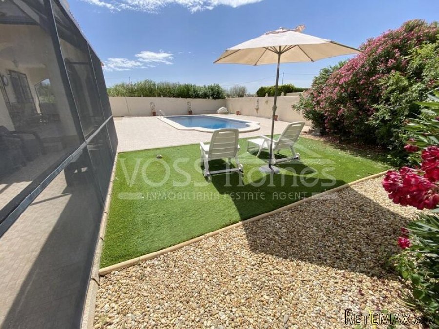 An impressively presented, 3 bed, 2 bath Villa for sale in.. - 2
