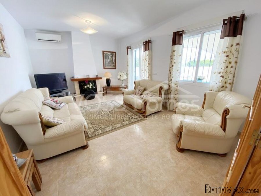 An impressively presented, 3 bed, 2 bath Villa for sale in.. - 3