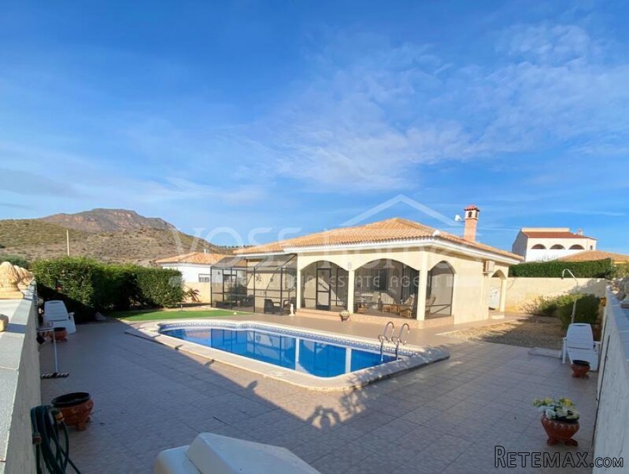 An impressively presented, 3 bed, 2 bath Villa for sale in.. - 4