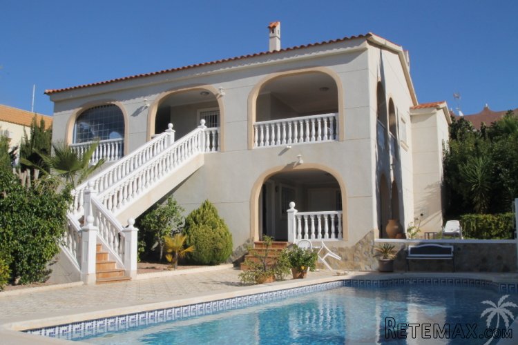 This fantastic villa is located to the south in a luxury..