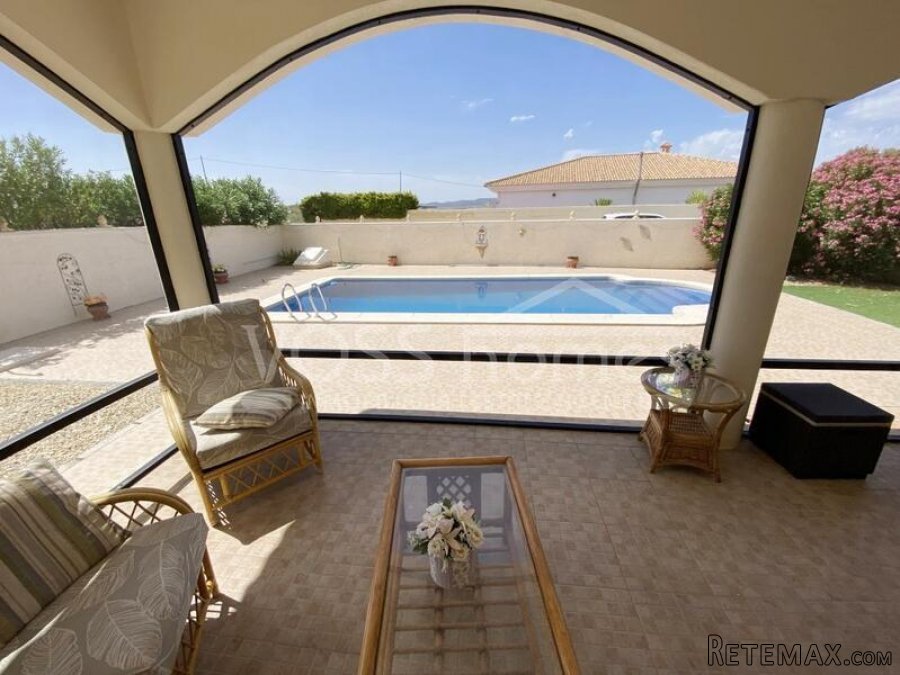 An impressively presented, 3 bed, 2 bath Villa for sale in.. - 7
