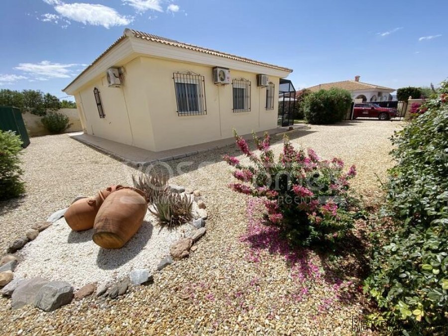 An impressively presented, 3 bed, 2 bath Villa for sale in.. - 8