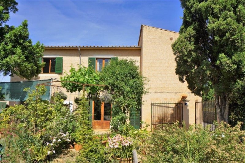 Finca in privileged area on the..
