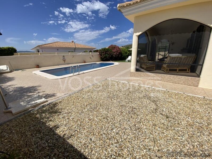 An impressively presented, 3 bed, 2 bath Villa for sale in.. - 9