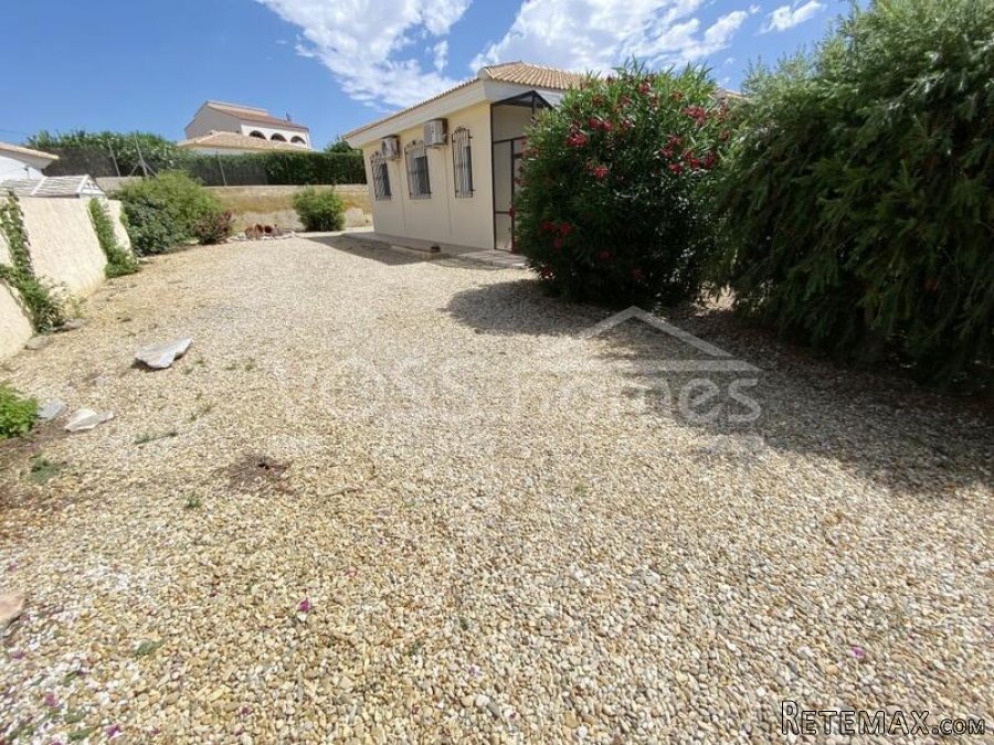An impressively presented, 3 bed, 2 bath Villa for sale in.. - 10