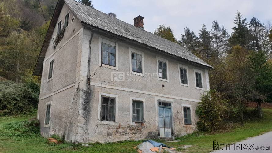 Brod Moravice, kuća s okućnicom