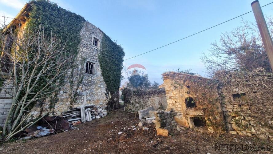 Istra, Svetvinčenat okolica – krajnja kamena kuća u nizu 166