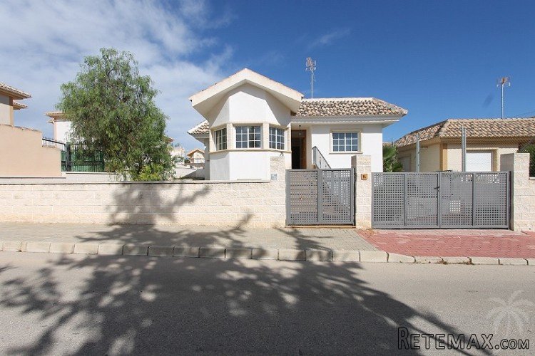 Beautiful villa on a large plot in an urbanization in..