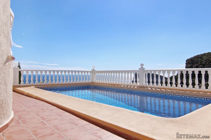 Traditional front line villa with..