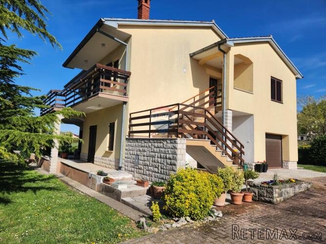 Istra, Buzet - kuća s 1549m2 okućnice