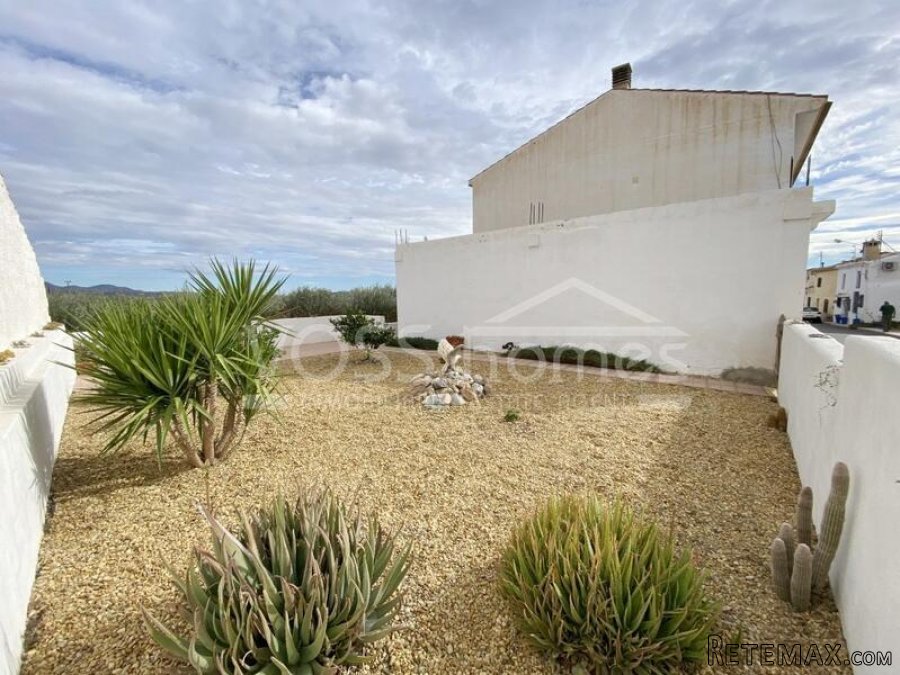 NEW & EXCLUSIVE TO VOSS HOMES - Recently modernised.. - 2