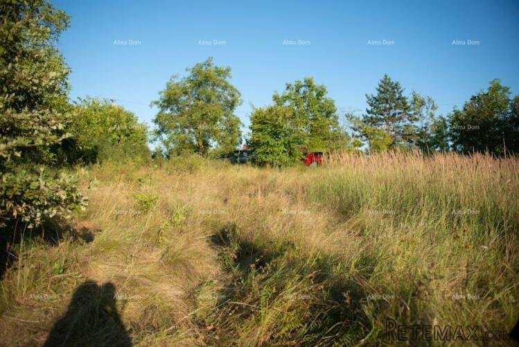Prodaje se građevinsko zemljište, 900 m2, s projektom za v.. - 2