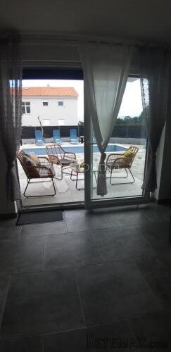 Apartman sa privatnim bazenom i dvorištem od 213m2