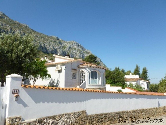 Beautiful sea and panoramic views from this super detached..