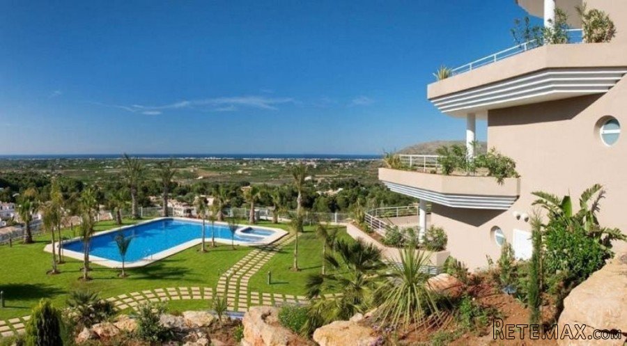 This luxury penthouse apartment is situated on the 4th..