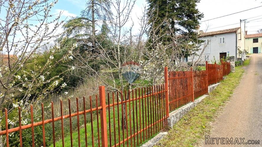 Istra, Kaštel-građevinsko zemljište sa kućom za adaptaciju
