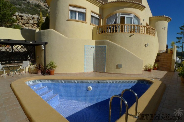 This well-presented three bedroom, two bathroom property is..