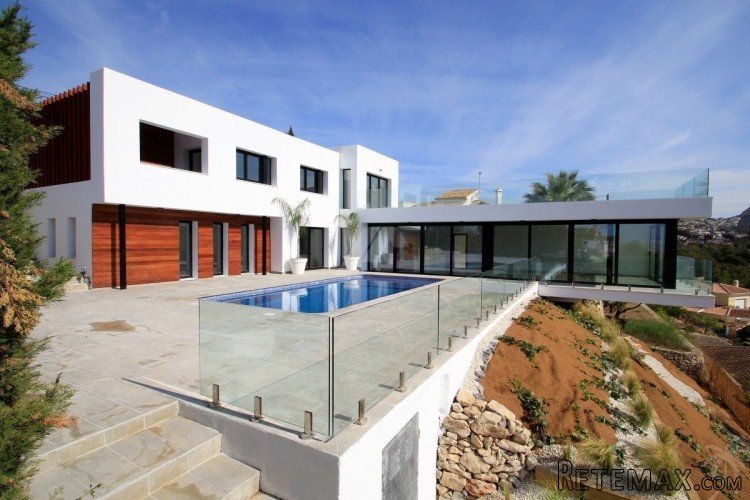 Superb modern villa situated in an elevated position with..
