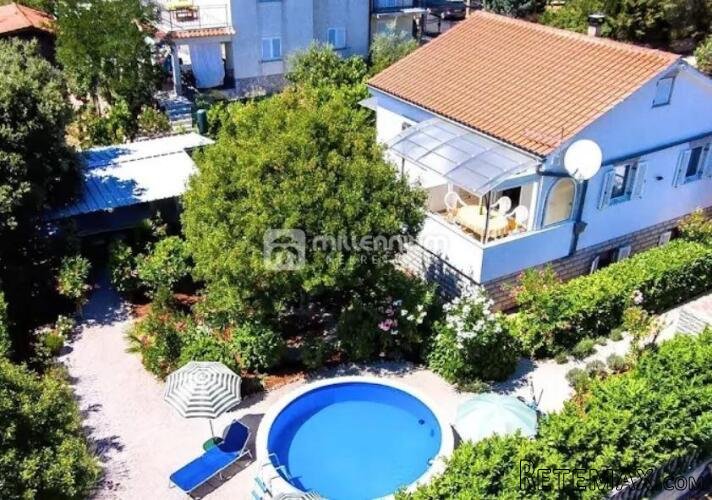 Otok Krk, kuća s 2 stana, bazenom i lijepom okućnicom