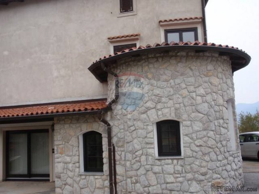 REŠETARI - posjed sa 3 kuće i 9.000 m2 građevinskog zemljišt