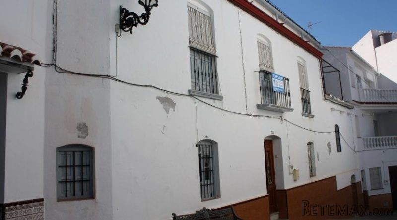 Large Traditional Townhouse Close To..